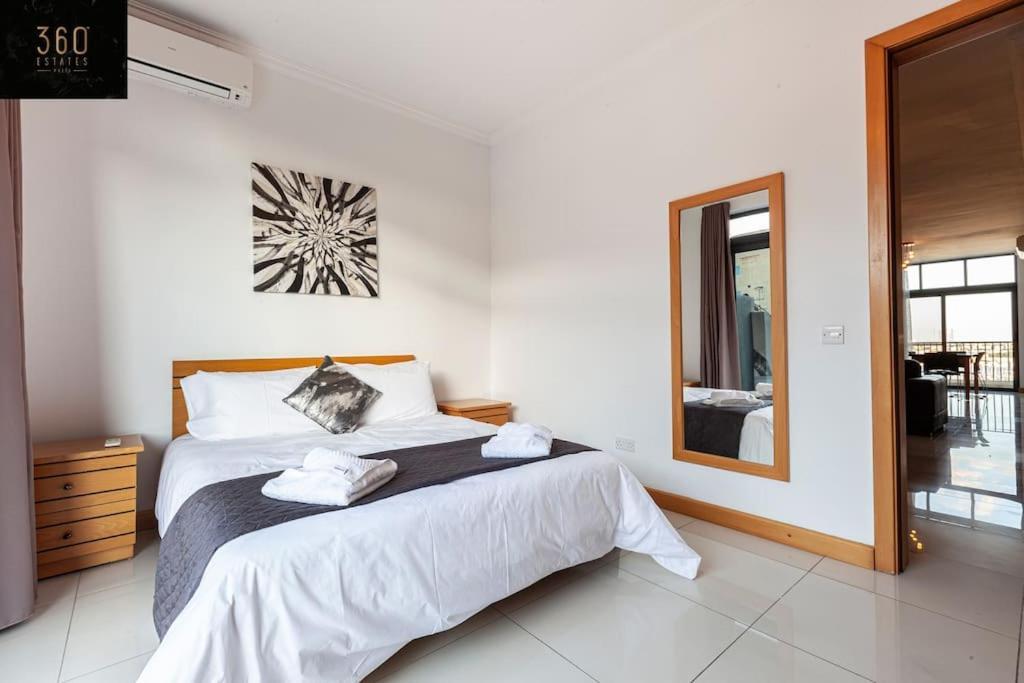 Comfortable Penthouse, Served With Lift, Wifi & Ac By 360 Estates Gżira Kültér fotó