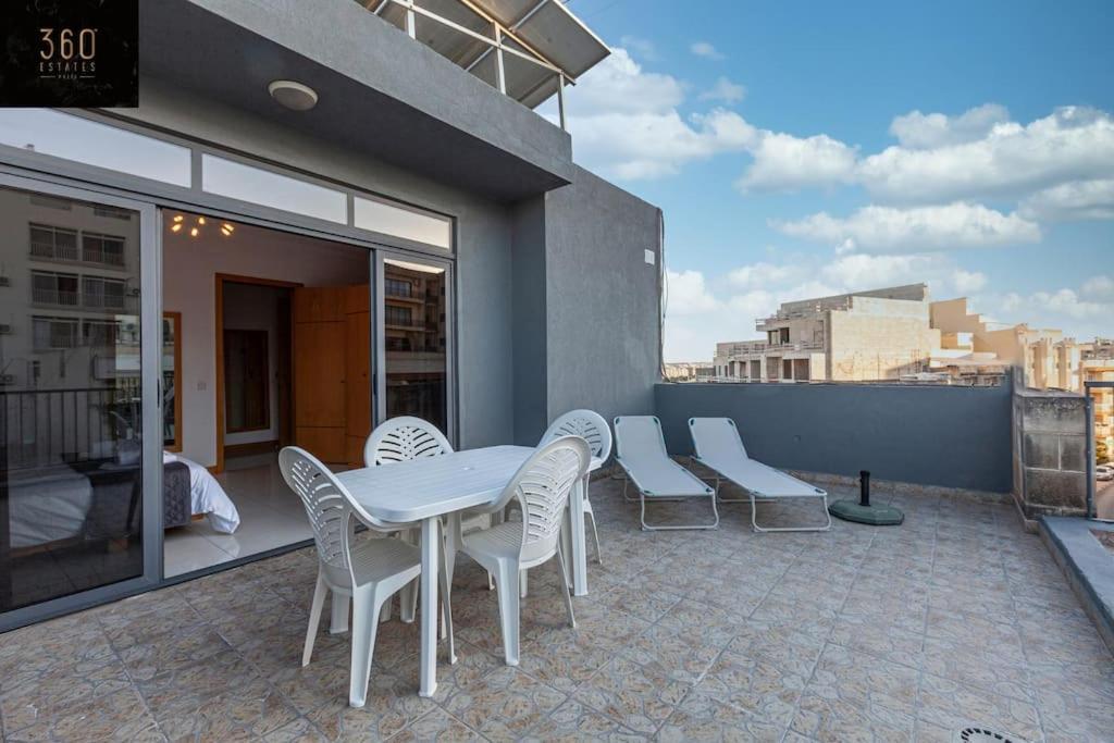 Comfortable Penthouse, Served With Lift, Wifi & Ac By 360 Estates Gżira Kültér fotó